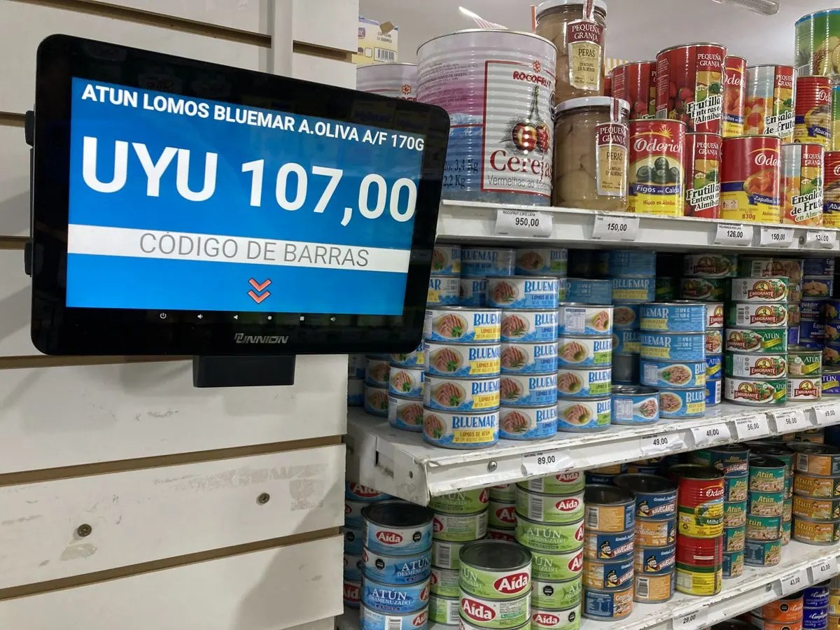Consultor de precios en la góndola de un supermercado