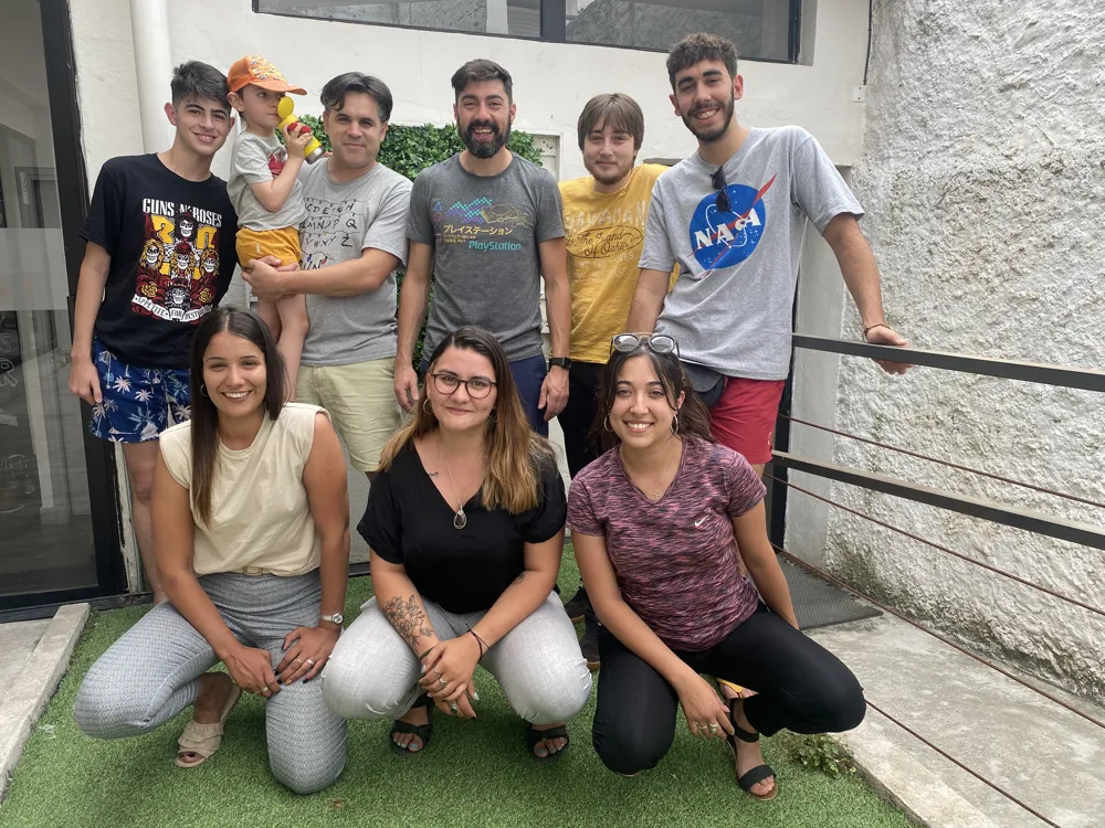 Equipo de Avance Software en el patio de la oficina